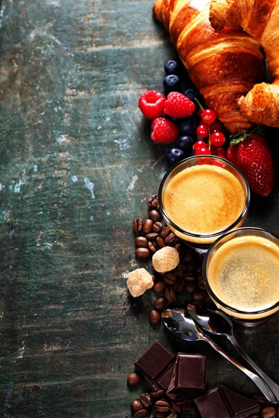 Kaffee mit Croissants und Beeren — Stockfoto