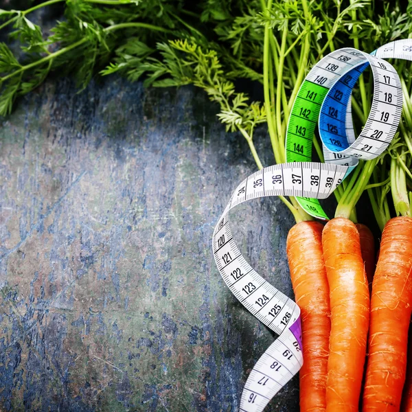 Cinta de medición de zanahorias frescas — Foto de Stock