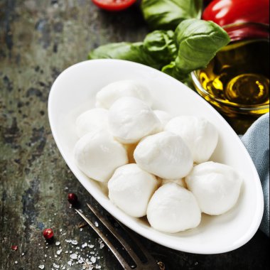 Domates ve fesleğen yaprakları ile mozzarella 