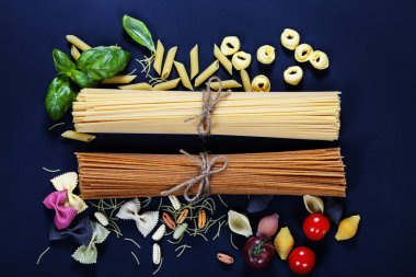 İtalyan malzemeler - makarna, sebze, baharat, peynir