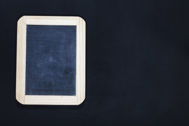 дошці на темному тлі