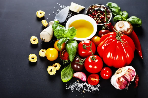 Ingredientes italianos - macarrão, legumes, temperos, queijo — Fotografia de Stock
