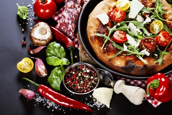 Pizza and fresh italian ingredients — Stock Photo, Image