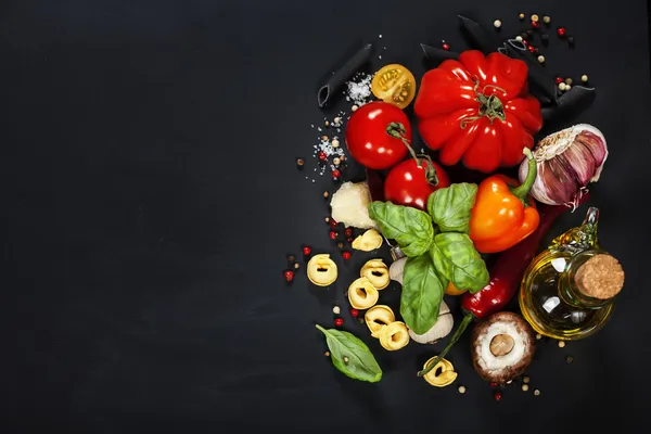 Italiaanse ingrediënten - pasta, kaas, groenten, specerijen — Stockfoto