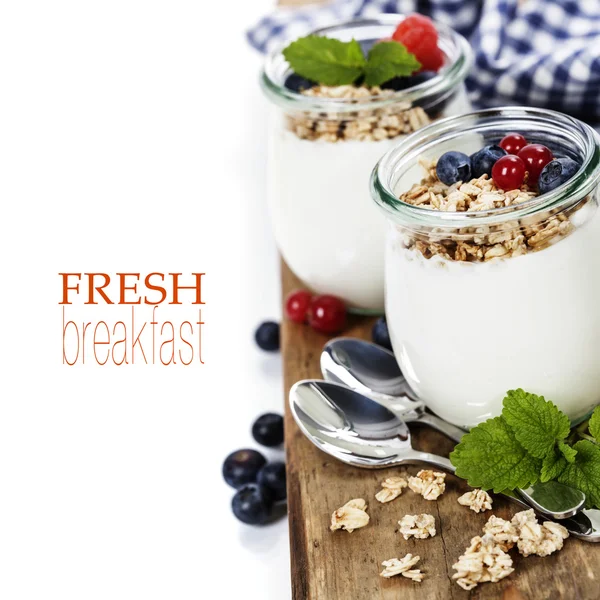 Colazione sana - yogurt con muesli e bacche — Foto Stock