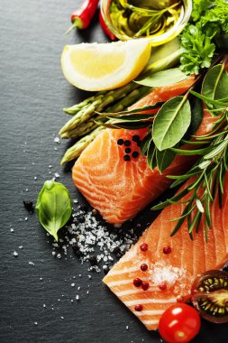 lezzetli taze somon fileto ile aromatik bitkiler bölümünü,