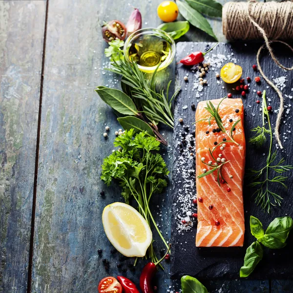 Delicious  portion of  fresh salmon fillet  with aromatic herbs, — Stock Photo, Image
