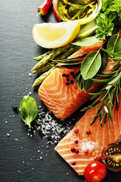 Deliciosa porção de filé de salmão fresco com ervas aromáticas , — Fotografia de Stock