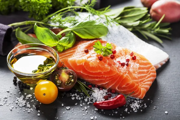 Deliciosa porción de filete de salmón fresco con hierbas aromáticas , Fotos de stock