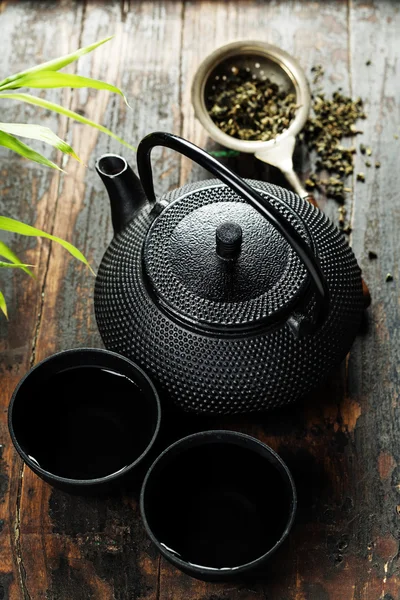 Geleneksel Doğu çaydanlık ve teacups görüntüsü — Stok fotoğraf
