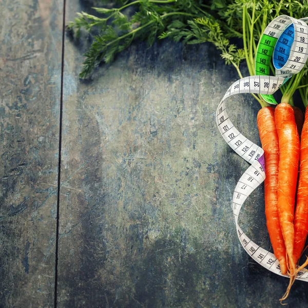 Лента измерения свежей моркови — стоковое фото