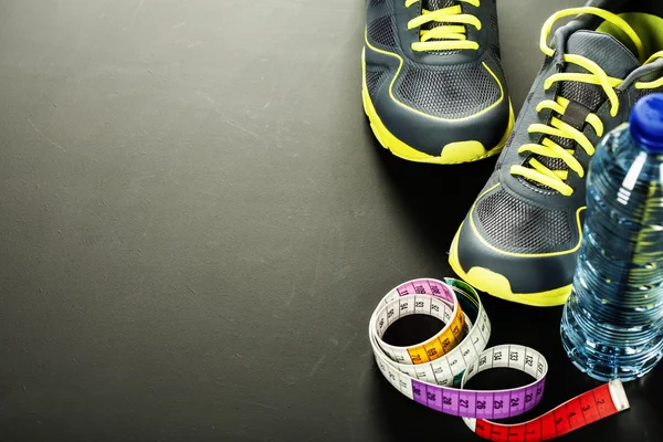 Sport shoes, measuring type and water — Stock Photo, Image