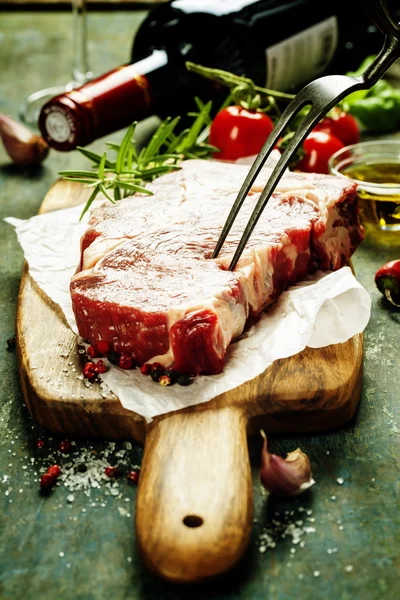 Rohes Rindersteak und Wein — Stockfoto