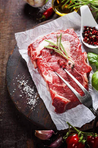 Bistecca di manzo cruda — Foto Stock