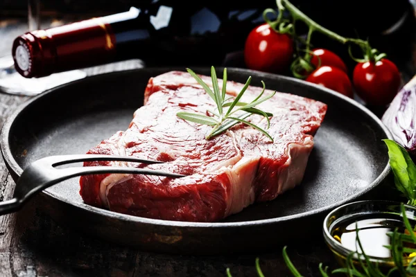 원시 쇠고기 스테이크와 와인 — 스톡 사진