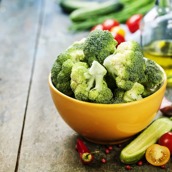 Fresh green broccoli and organic vegetables — Stock Photo, Image