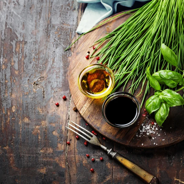 Herbes et épices sur planche de bois — Photo