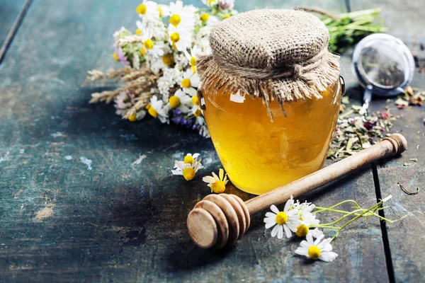 Мед и травяной чай — стоковое фото