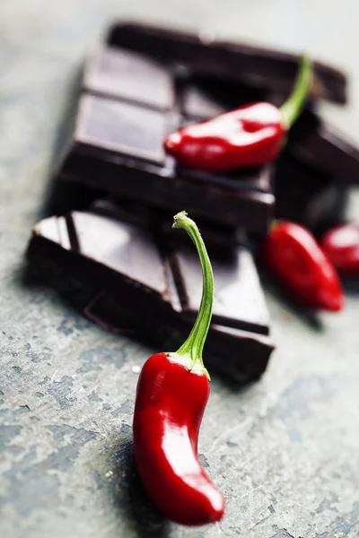 Dunkle Schokolade mit Chilipfeffer - süßes Essen — Stockfoto