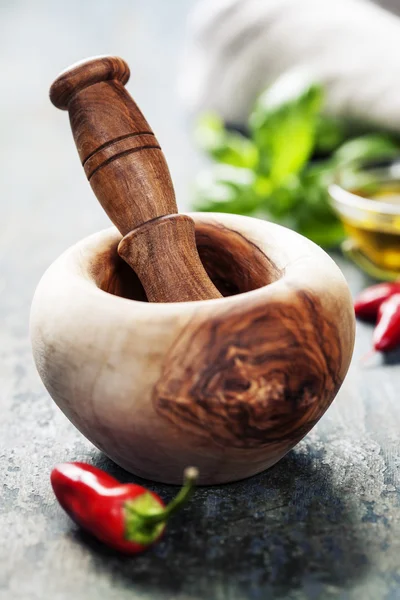 Mortaio di legno e peperoncini, erbe aromatiche e spezie — Foto Stock