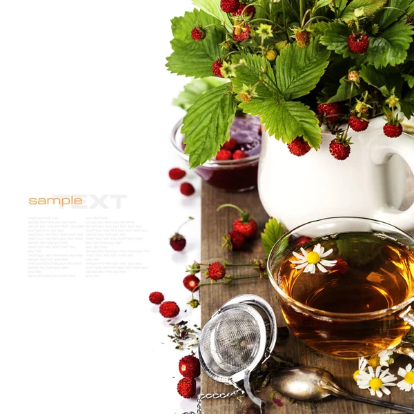Ramo de fresa silvestre con té de hierbas y mermelada de fresa —  Fotos de Stock