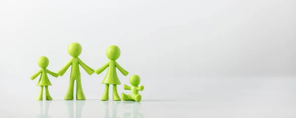 Grüne Figuren aus biologisch abbaubarem Kunststoff Modell einer Familie mit Kindern — Stockfoto