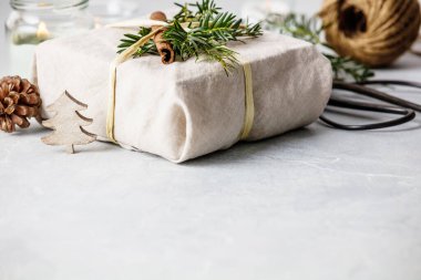 Kumaş ambalajlı hediye yakın çekim, yeniden kullanılabilir sürdürülebilir geri dönüşümlü tekstil hediyesi alternatif sıfır atık kavramı, kopyalanma alanı