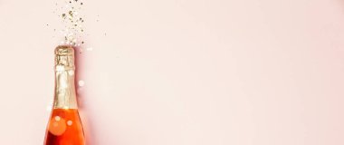 Karanlık arka planda noel süslemesi olan şampanya şişesi.