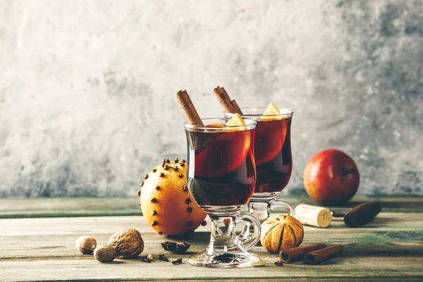 Glazen heerlijke glühwein op rustieke tafel — Stockfoto