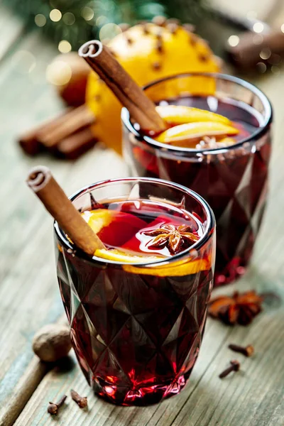 Glühwein met specerijen en sinaasappelschijfjes — Stockfoto