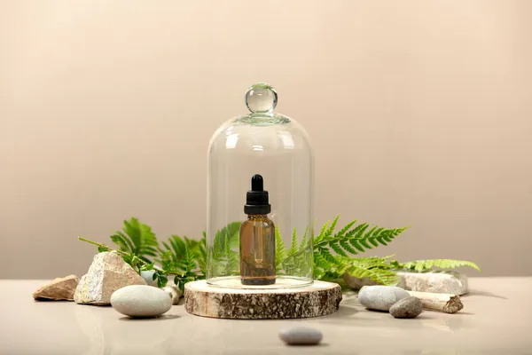 Minimalistisk Sammansättning Med Amber Glas Kosmetisk Flaska Glas Kupol Blad — Stockfoto