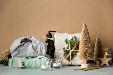 Furoshiki tarzı çevre dostu hediye kumaşı, Hindistan cevizi ipliği Noel ağacı, Noel süslemeleri, sıfır atık konsepti, kopyalama alanı