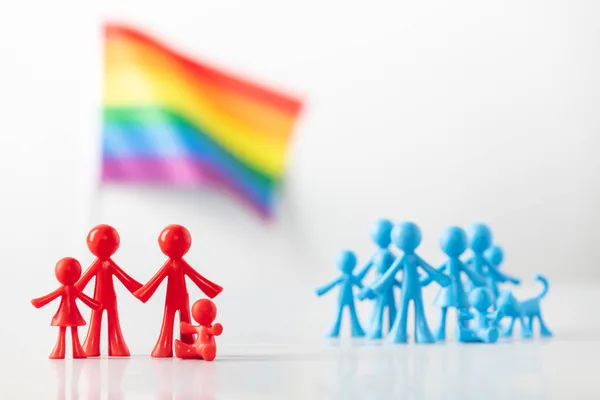 有孩子的同性恋夫妇的塑像 Lgbt彩虹旗和浅灰背景的异性恋者 Lgbtq社区概念的平等权利 — 图库照片