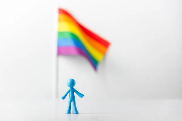 Figura Plástico Bandera Del Arco Iris Lgbt Sobre Fondo Gris — Foto de Stock