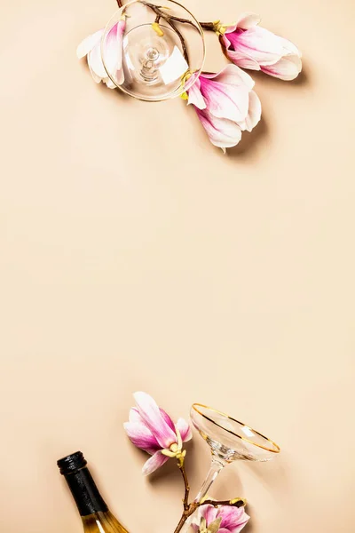 Primavera fiori magnolia, bottiglia di vino e bicchieri di vino piatto lay, vista dall'alto, spazio copia — Foto Stock