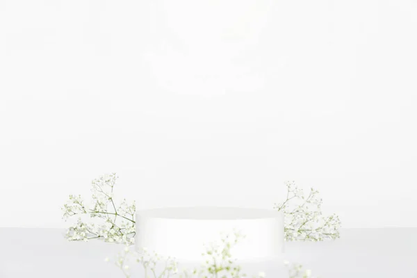 Abstract empty white podium and white flowers on grey background. Mock up stand for product presentation. 3D Render. Minimal concept. — Stok fotoğraf