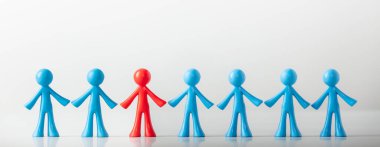 Farklı, eşsiz ve kalabalık konseptinin dışında duruyor. Plastik oyuncak figürlerinin soyut bileşimi