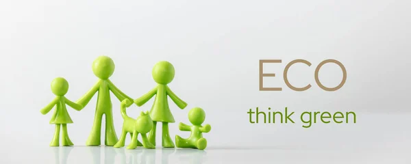 Zielone figury wykonane z biodegradowalnego tworzywa sztucznego symboliczny model rodziny z dziećmi Minimalna koncepcja ekologii — Zdjęcie stockowe