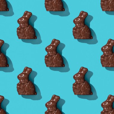 Mavi arkaplan desenli çikolatalı Paskalya Tavşanı.