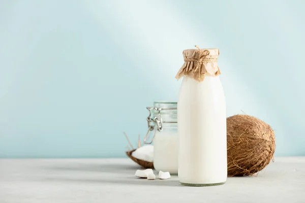 Set kokosproducten - melk, olie, verse kokosnoot- — Stockfoto