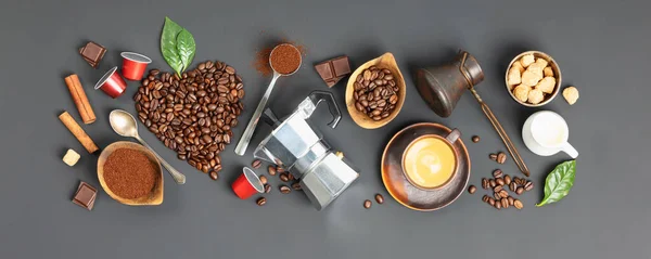 Kaffeekomposition mit Kaffee und Zubehör auf dunklem Hintergrund, Banner, flache Lage — Stockfoto