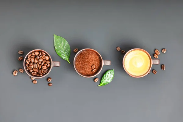 Composição do café com três xícaras de café no fundo escuro, banner — Fotografia de Stock