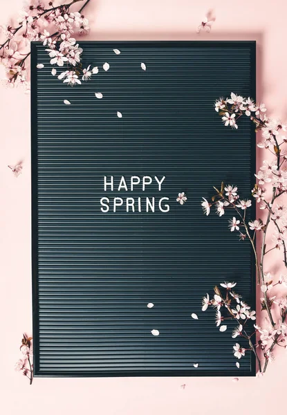 Fond de Pâques avec planche à lettres et fleurs de printemps — Photo
