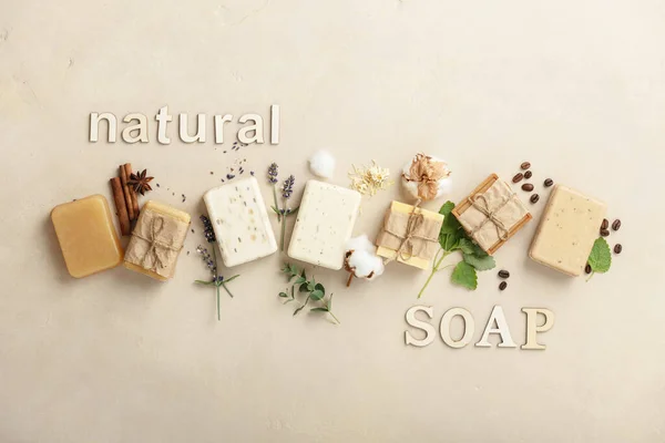 Barras de jabón orgánicas hechas a mano e ingredientes sobre fondo de piedra natural, planas — Foto de Stock