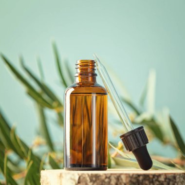 Boş şeffaf kehribar bardakları ahşap kürsüde gerekli yağ şişesi ve pipet, güzellik blogu, kuaför konsepti, minimalizm markası ambalajlama modeli, uzay kopyası.