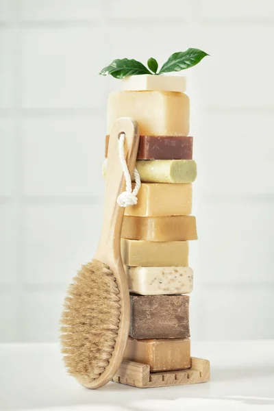 Pila di sapone naturale assortiti su piano di lavoro bagno bianco — Foto Stock