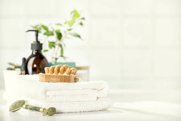 SPA und Badezimmeraccessoires auf weißer Badarbeitsplatte gegen Fliesenwand — Stockfoto