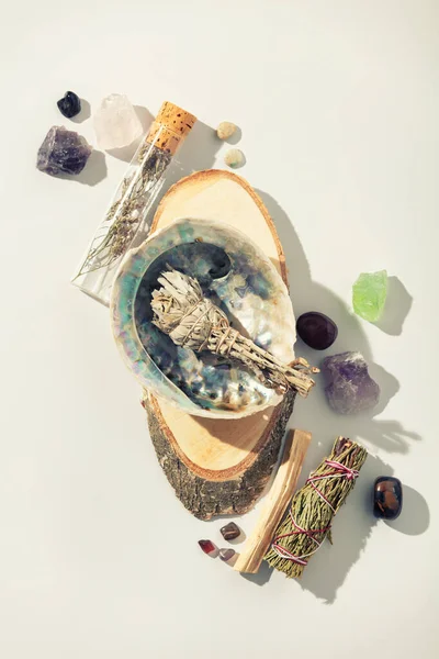 Léčení Krystalů Palo Santo Bílá Šalvěj Abalone Mořské Skořápce Suché — Stock fotografie