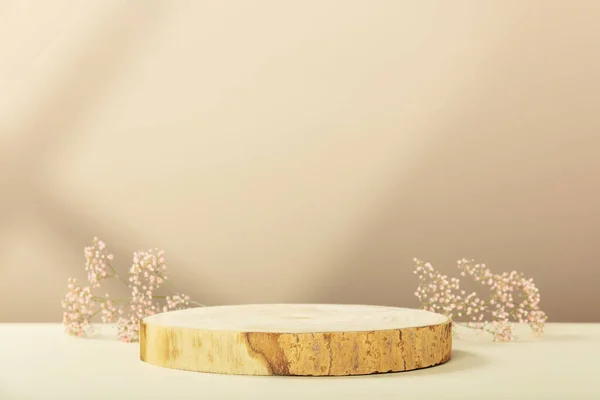 Wood slice podium and pink flowers. Concept scene stage showcase for new product, promotion sale, banner, presentation, cosmetic — Fotografia de Stock