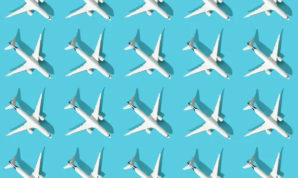 青い背景に旅客機で作られた創造的な組成物。夏の旅行や休暇のパターン. — ストック写真
